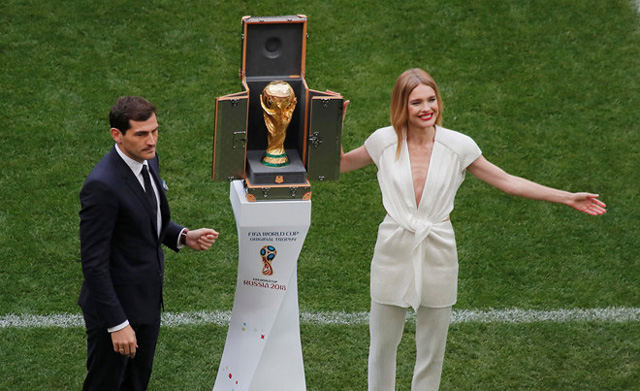 Casillas đem cúp vàng ra sân