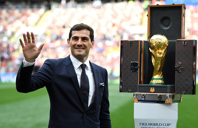 Casillas giới thiệu chiếc cúp vàng World Cup