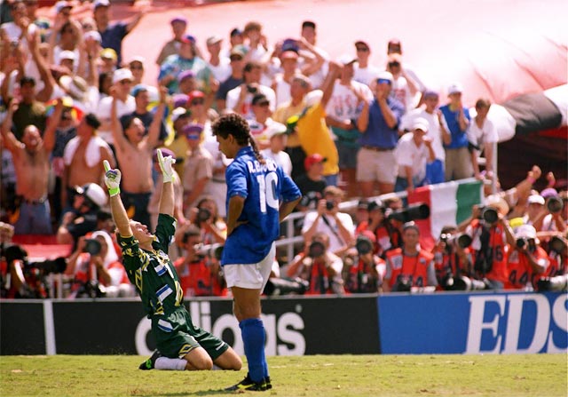 Roberto Baggio với mái tóc đuôi ngựa thần thánh thẫn thờ sau khi đá hỏng quả 11m ở trận chung kết World Cup 1994 trước Brazil