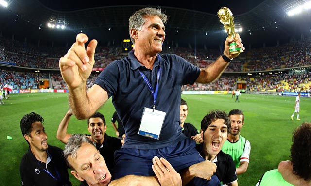 HLV Queiroz sẽ lại được các cầu thủ Iran công kênh ăn mừng chiến thắng 