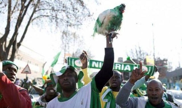 Cảnh cầu may bằng gà này của fan Nigeria không được phép diễn ra trong sân Kaliningrad đêm nay