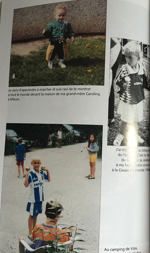 G7 trước cửa nhà bà ngoại lúc 1 tuổi, ăn mừng chức vô địch của ĐT Pháp lúc 7 tuổi và chơi bóng với các bạn.