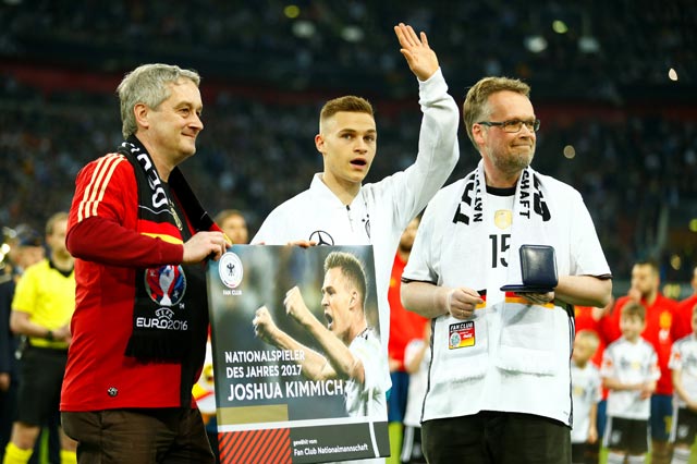 Joshua Kimmich nhận giải thưởng dành cho tuyển thủ Đức xuất sắc nhất năm 2017 trước trận giao hữu với Tây Ban Nha hôm 28/3