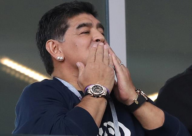 Maradona hôn gió NHM, nhưng ngay sau đó đã có hành động bị cáo buộc phân biệt chủng tộc