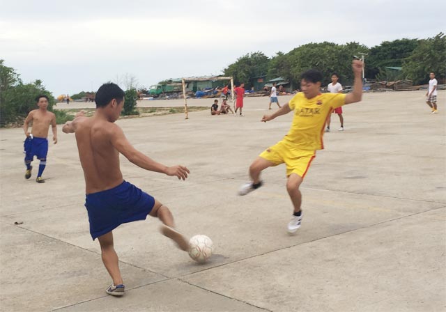 Một trận đấu bóng đá của các chiến sĩ trên đảo Trường Sa Lớn