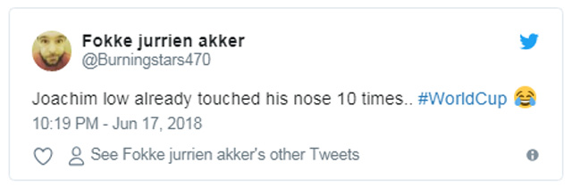 Loew đã chạm tay vào mũi ông ấy 10 lần