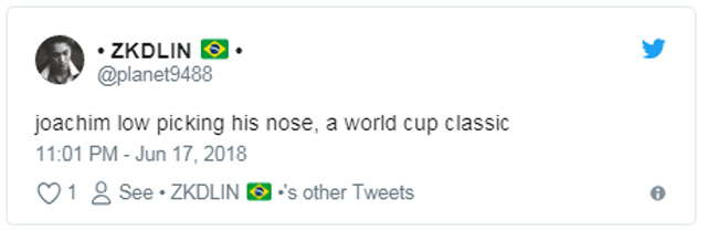 Loew đưa tay lên mũi, một hành động huyền thoại tại World Cup