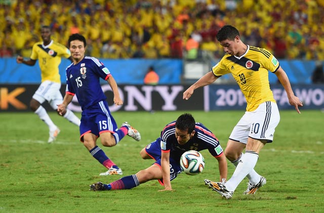 James (áo vàng) sẽ đưa Colombia đến chiến thắng