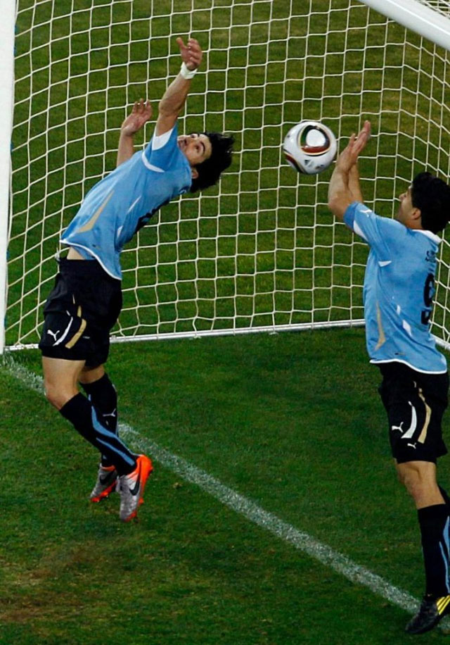 Pha bóng Suarez cản bóng trên vạch vôi tại World Cup 2010