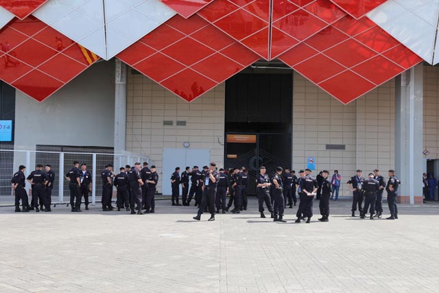 Cảnh sát rất đông khi có Ba Lan thi đấu