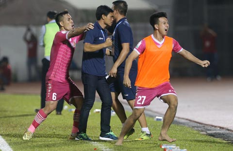Thầy trò HLV Tài Em ăn mừng bàn thắng vào lưới Hà Nội FC 	Ảnh: Anh Tài