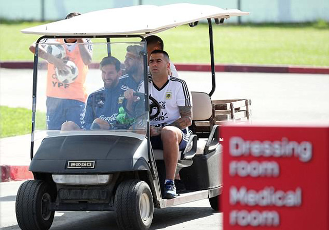 Messi ngồi trên xe golf để đi tập