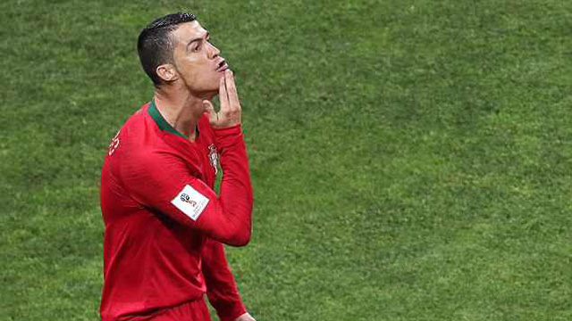 Ronaldo sờ râu dê khi ăn mừng bàn thắng vào lưới Tây Ban Nha