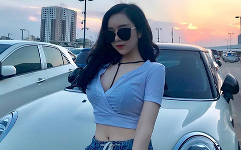 Ngoài đời, Thủy Tiên cũng là cô gái có phong cách ăn mặc rất bắt mắt. Không chỉ có thân hình nóng bỏng, Thủy Tiên cũng được đánh giá cao bởi sự hiểu biết về bóng đá khi xuất hiện trong chương trình đồng hành cùng World Cup