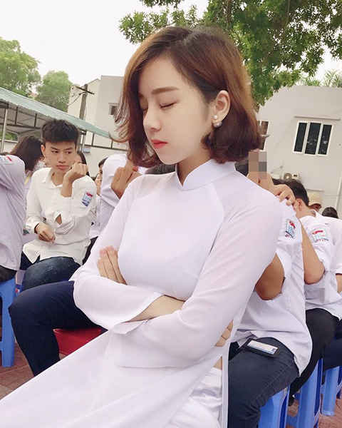 Trước đó, Thủy Tiên cũng từng khiến nhiều chàng trai mê mẩn khi bức hình cô mặc áo dài trắng ngủ gật ngay trên sân trường. Biệt danh hot girl