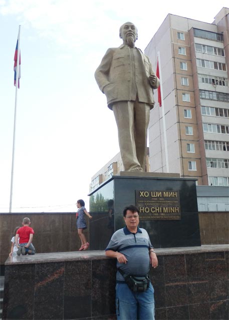 Tác giả dưới chân tượng đài Chủ tịch Hồ Chí Minh tại thành phố Ulianovsk
