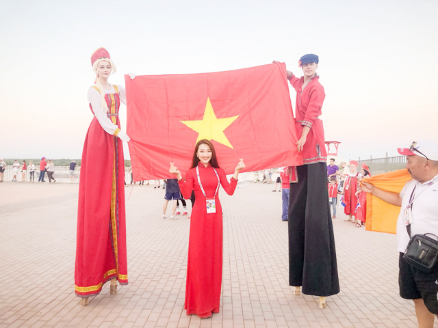Ngọc Nữ đã đưa tà áo dài và quốc kỳ Việt Nam đến các SVĐ tổ chức World Cup