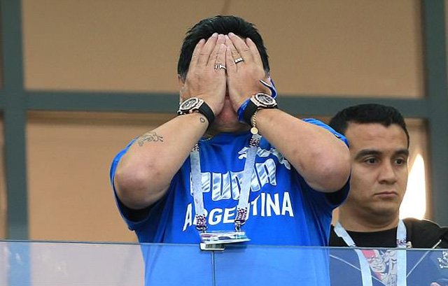 Maradona ôm mặt khi Argentina nhận bàn thua