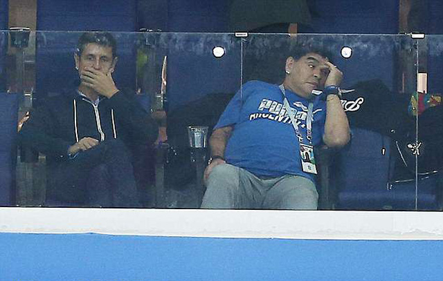 Maradona thẫn thờ ngồi trên ghế sau khi kết quả đã an bài