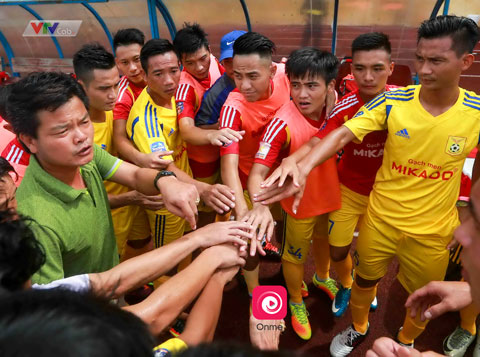 Hà Nội FC (áo tím) sẽ làm tất cả để quên đi thất bại “đáng xấu hổ” trước Sài Gòn FC
