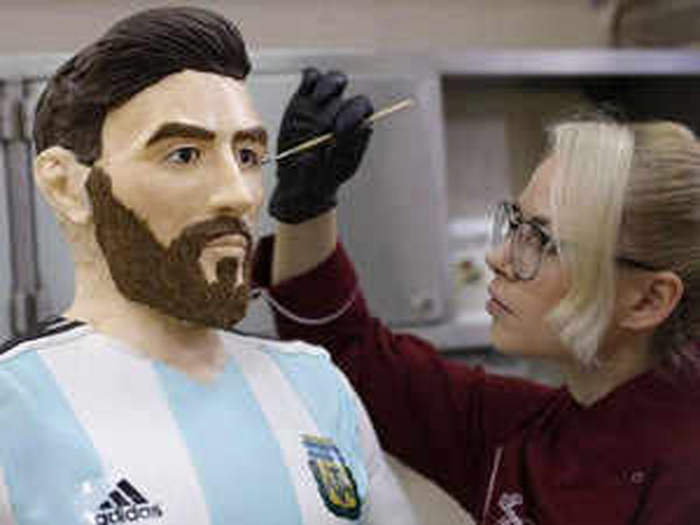 Tác phẩm điêu khắc Messi được làm bằng sô cô la nặng 60kg