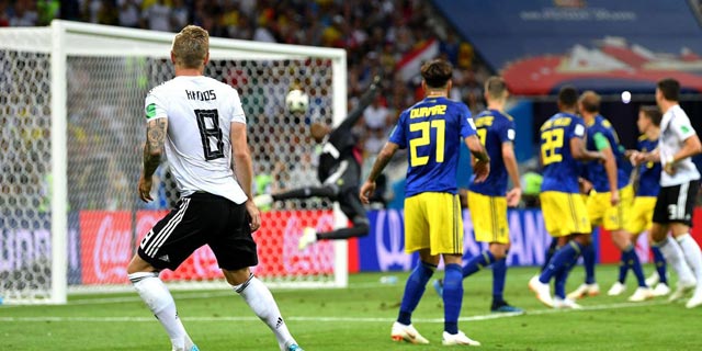 Kroos trong pha sút phạt ấn định chiến thắng cho ĐT Đức