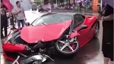 Nữ tài xế thuê Ferrari chạy chưa đầy vài phút đã gây tai nạn, phải đền hơn 6,8 tỷ