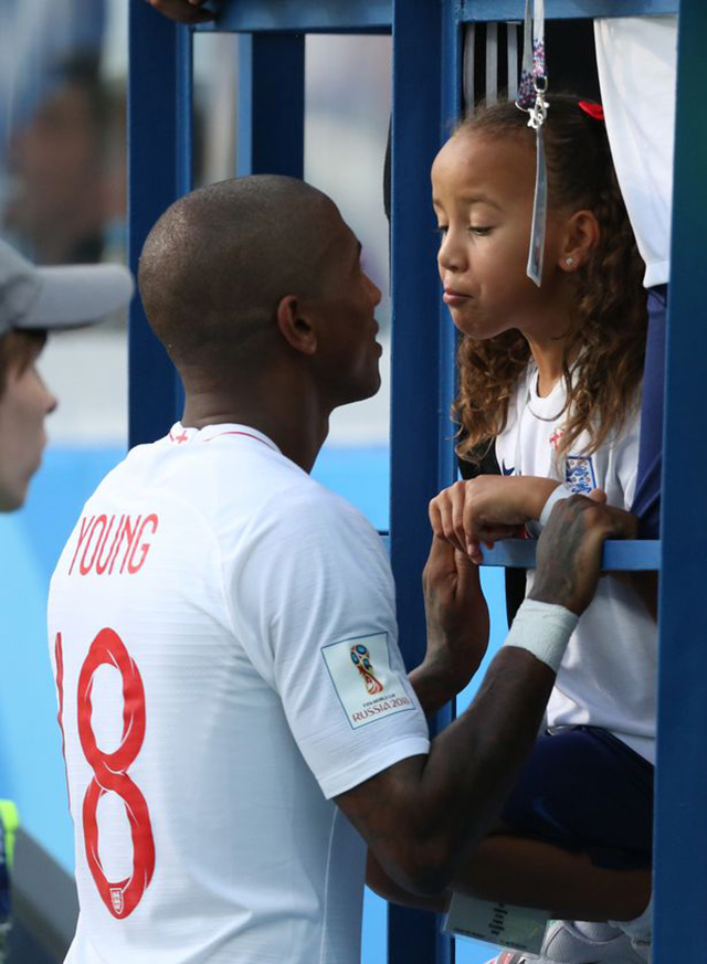 Khoảnh khắc đáng yêu giữa cầu thủ chạy cánh Ashley Young với cô con gái