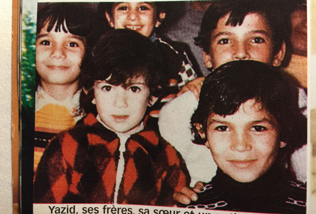 Zidane cùng các anh chị em trong nhà và một người bạn