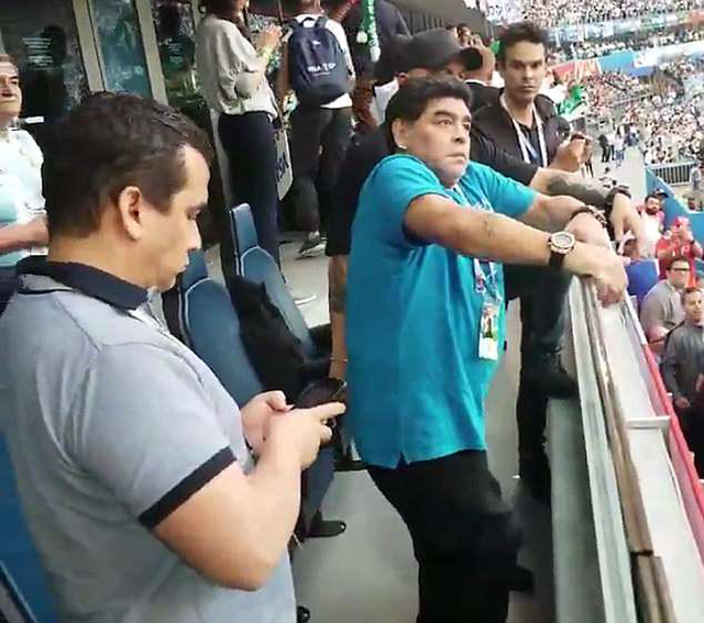 Maradona phấn khích với bàn mở tỷ số từ sớm của Messi