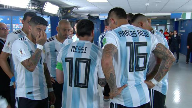 Hình ảnh Messi đang chỉ đạo các đồng đội trong giờ nghỉ