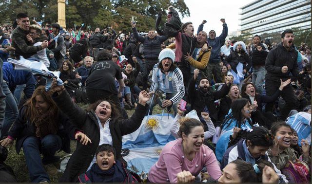 CĐV tập trung xem màn hình lớn ở thủ đô Buenos Aires của Argentina vỡ òa khi Rojo ghi bàn quyết định