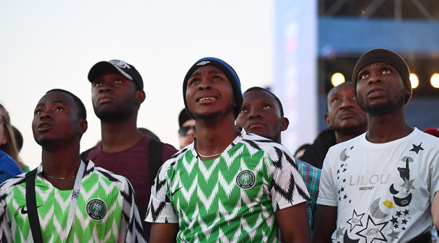 Fan Nigeria chực khóc khi đội nhà thua trận