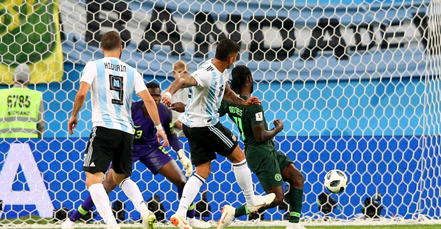 Rojo và Mercado tạo thành bàn thắng cứu rỗi Argentina