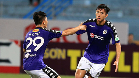 Hậu vệ trẻ này khép lại một ngày thi đấu đáng nhớ khi có tình huống đá phạt tinh quái giúp Hà Nội FC ấn định chiến thắng 2-1 trước Quảng Nam FC - Ảnh: Minh Tuấn 