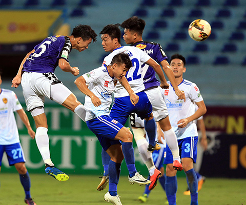 Văn Hậu ghi bàn thắng mở tỷ số cho Hà Nội FC bằng tình huống đánh đầu khi lên tham gia tấn công - Ảnh: Minh Tuấn 
