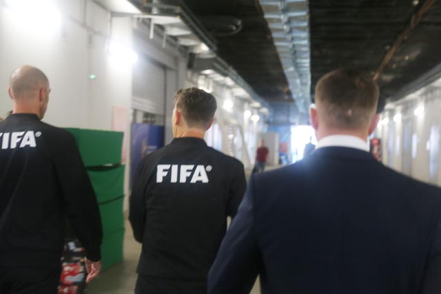 Trọng tài Rocchi (áo FIFA) chụp từ phía sau do quy định là trước trận, các trọng tài không được chụp ảnh cùng phóng viên