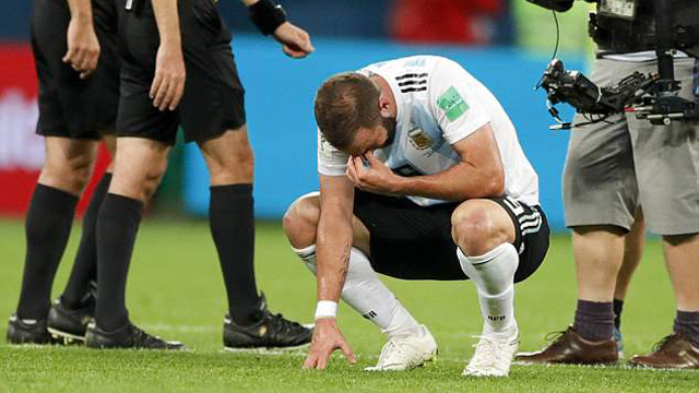 Higuain khóc sau trận đấu với Nigeria