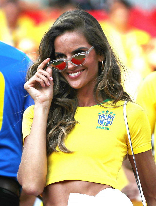  Izabel Goulart, bạn gái hơn tuổi của thủ thành Kevin Trapp (ĐT Đức) có mặt ở nước Nga để cổ vũ ĐT Brazil. Trong khi ĐT Brazil đã đi tiếp thì Đức sớm phải chia tay World Cup