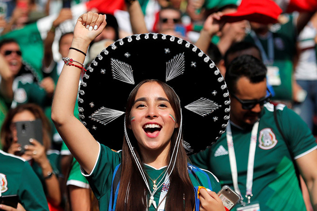Cô nàng xinh xắn đến từ Mexico với chiếc mũ rộng vành nổi tiếng