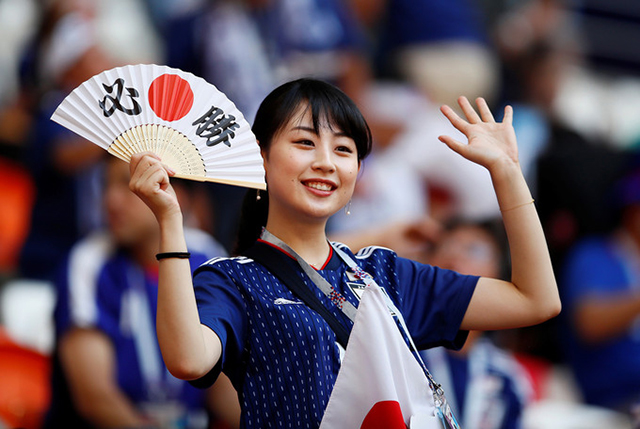 Fan nữ Nhật Bản với chiếc quạt truyền thống