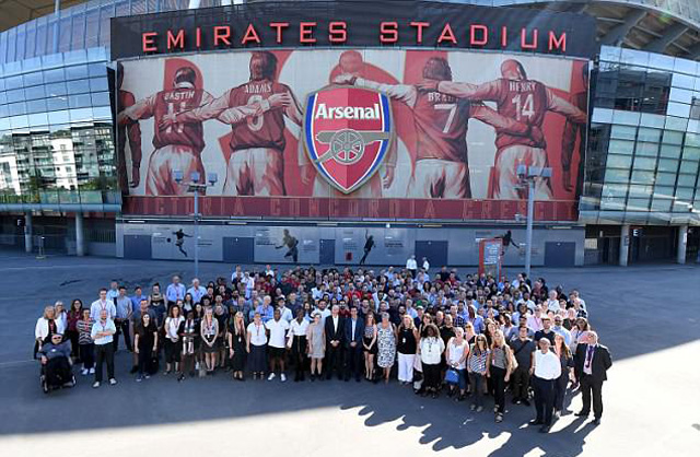 Emery chụp ảnh cùng toàn bộ nhân viên Arsenal