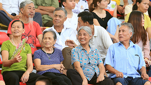 Người già, nông dân nô nức đi xem Giải bóng đá U17 QG - Cúp Thái Sơn Nam 2018