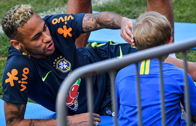 Giờ nghỉ giữa buổi tập, Neymar tranh thủ chơi cùng cậu con trai