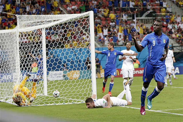 Balotelli chọc thủng lưới ĐT Anh ở World Cup 2014