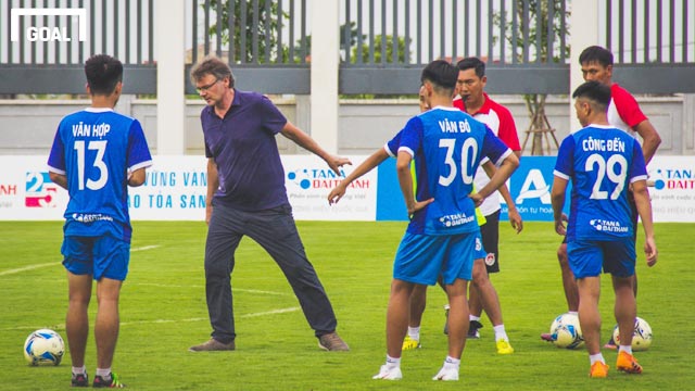 Philippe Troussier đang truyền đạt kinh nghiệm cho các cầu thủ trẻ trên sân tập PVF