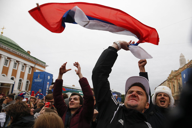 Người dân Nga đổ ra đường ăn mừng chiến thắng của ĐTQG