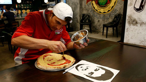 Đầu bếp Nga nổi tiếng nhờ tạo hình sao World Cup trên bánh pizza