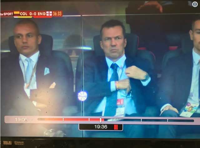 Wes Brown ngồi cạnh huyền thoại FIFA 