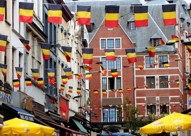 Cờ Bỉ tung bay khắp nơi, trên đường phố lẫn nhà dân